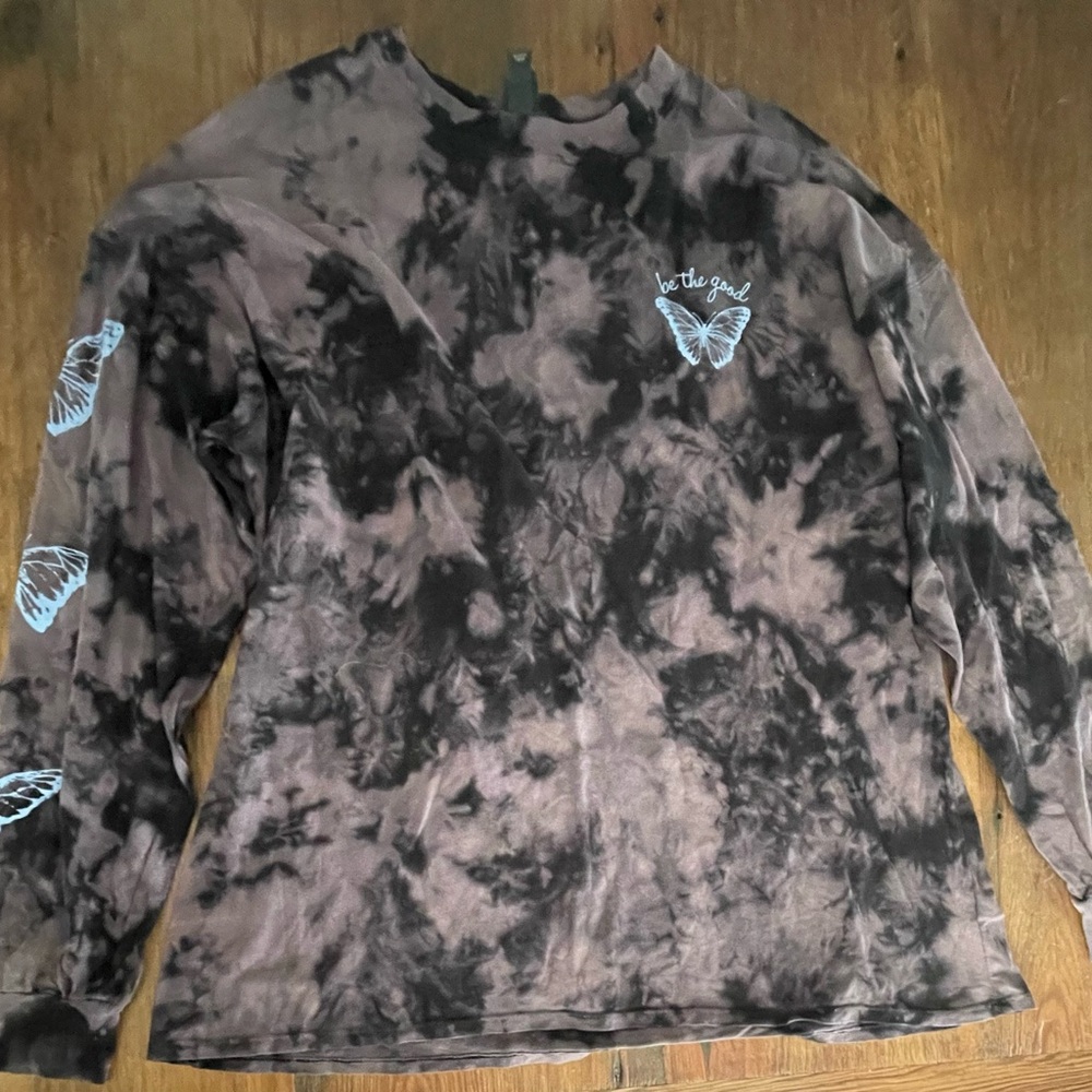 Wild Fable Women’s Long Sleeve Tee With Butterfly On Sleeve Size Medium